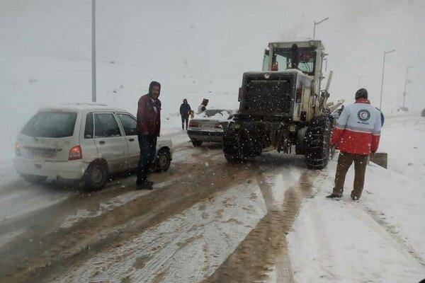 امدادرسانی به خودروهای گرفتار در برف محور سیاهکل به دیلمان